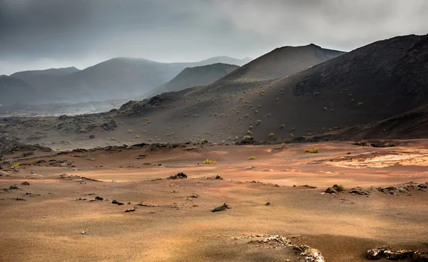 美丽的山景观与火山 — 图库照片