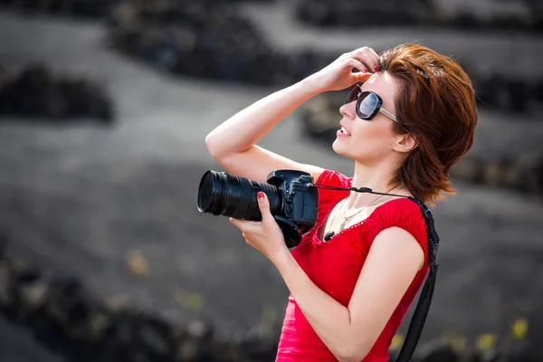 Donna con fotocamera pfoto — Foto Stock