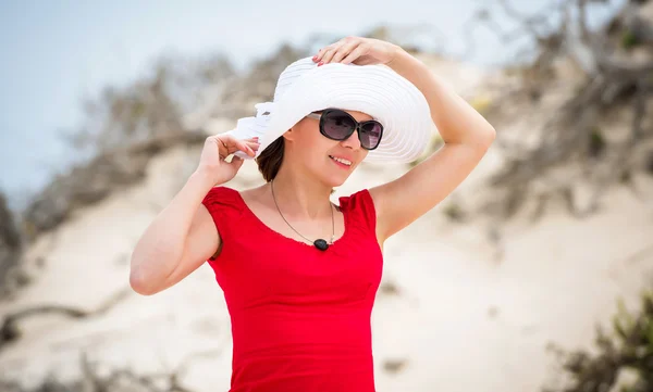 Mulher em vestido vermelho à noite — Fotografia de Stock