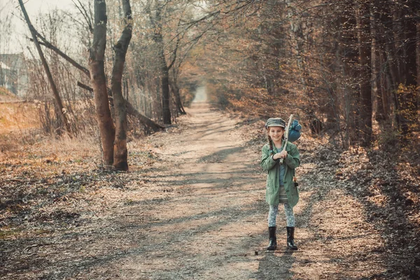 Menina atravessa a floresta — Fotografia de Stock