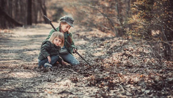 Barnen leker i skogen — Stockfoto