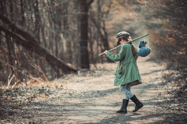 Menina atravessa a floresta — Fotografia de Stock