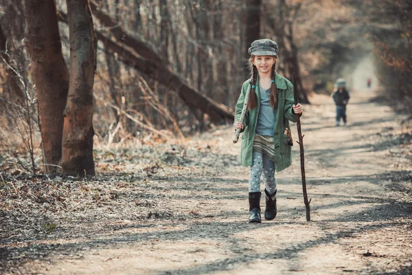 Flicka går genom skogen — Stockfoto