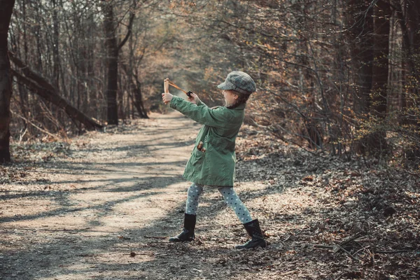 Menina brincando com um estilingue — Fotografia de Stock