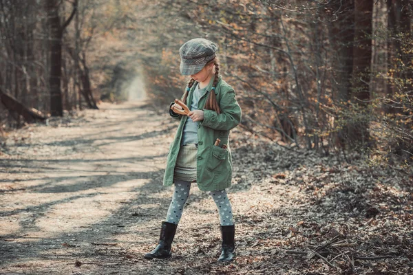 Little girl playing with a slingshot — Stock Photo, Image