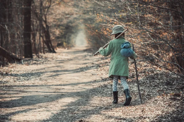 Kislány az erdőre fénykép — Stock Fotó