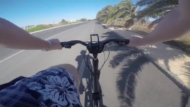 骑在自行车上骑自行车的人 — 图库视频影像