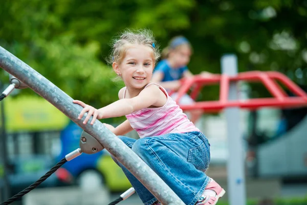 Bambina in un parco giochi — Foto Stock