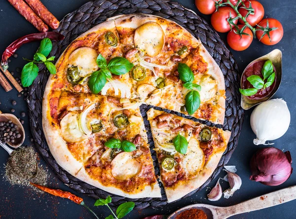 Pizza auf dem Tisch — Stockfoto