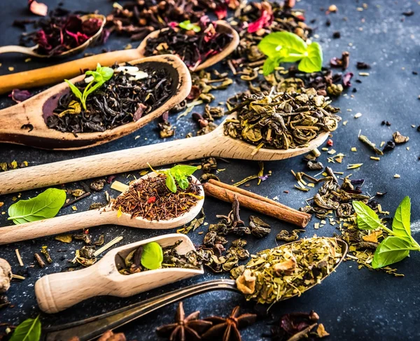 Té sobre mesa negra — Foto de Stock