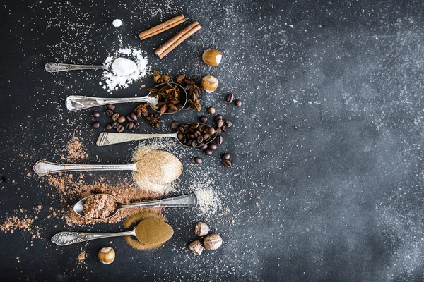 Especias dulces en las cucharas de la mesa —  Fotos de Stock