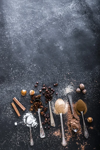 Especiarias doces nas colheres na mesa — Fotografia de Stock