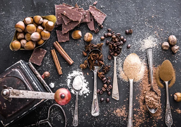 テーブルの上の甘いスパイスとチョコレート — ストック写真