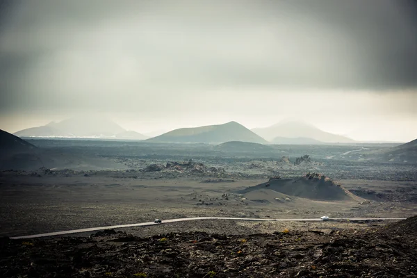 Schöne Landschaft mit Bergstraße — Stockfoto