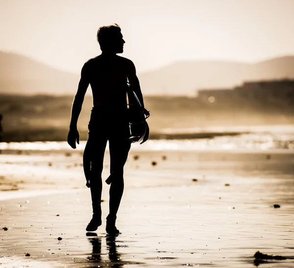 Hombre con tabla de surf —  Fotos de Stock