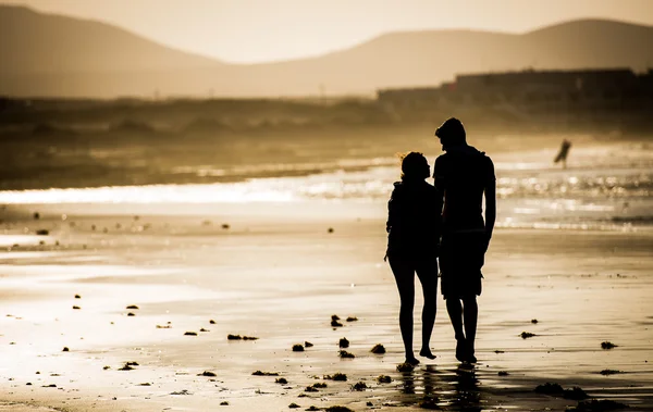 Koppel op het strand — Stockfoto