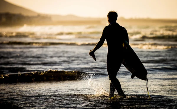Hombre con una tabla de surf —  Fotos de Stock