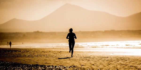 Vrouw op het strand — Stockfoto