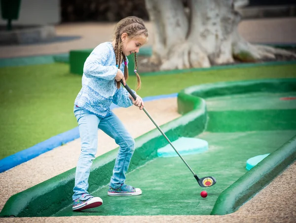 Liten flicka spela golf — Stockfoto