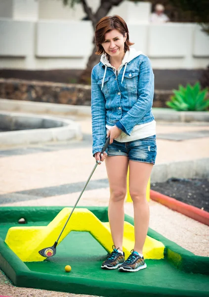 Jonge vrouw golfen — Stockfoto