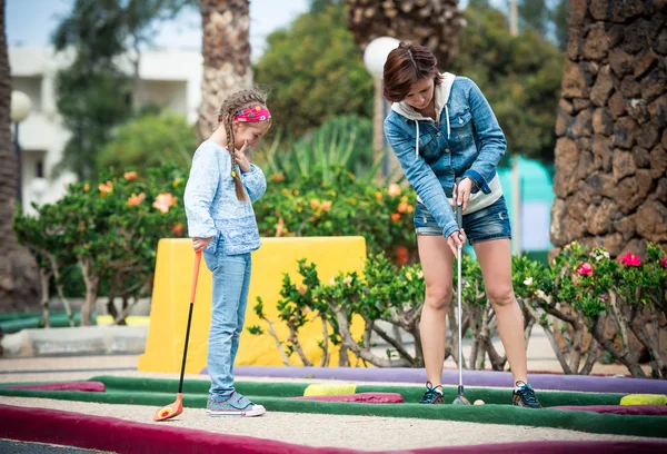 Mãe e filha jogando golfe — Fotografia de Stock