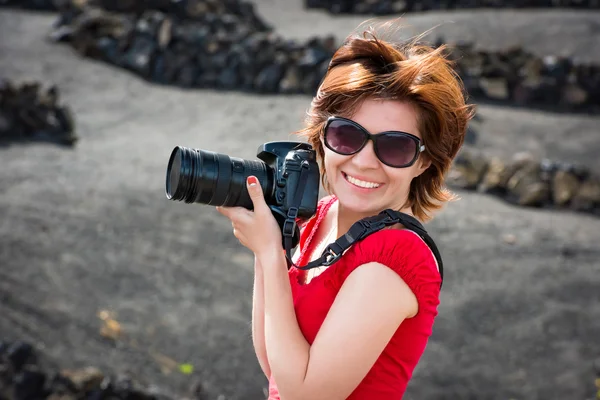 Mujer con cámara pfoto — Foto de Stock