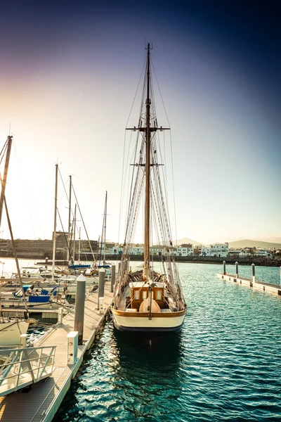 Yacht at the pier — Stock Photo, Image