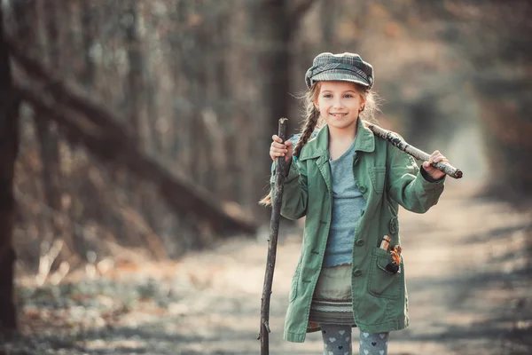 Flicka går genom skogen — Stockfoto