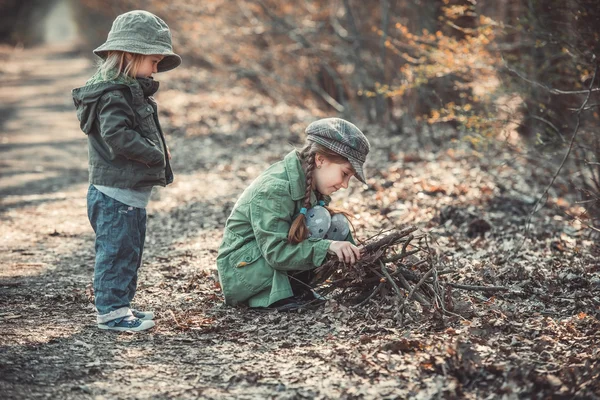 Barnen leker i skogen — Stockfoto