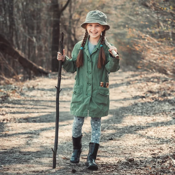 Meisje gaat door het bos — Stockfoto