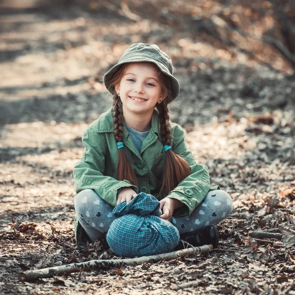 Little girl playing in the woods, — Stock Photo, Image