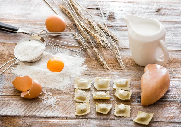 Tavuk ile ahşap tahta üzerinde tortellini — Stok fotoğraf