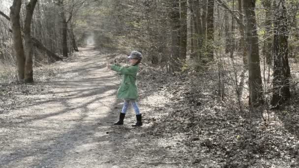 Little girl playing with a slingshot — Stock Video