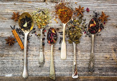 ahşap arka plan üzerinde kuru çay