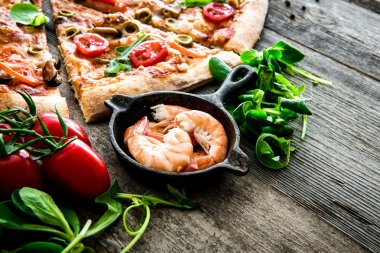 Pizza çeşitli deniz ürünleri ile