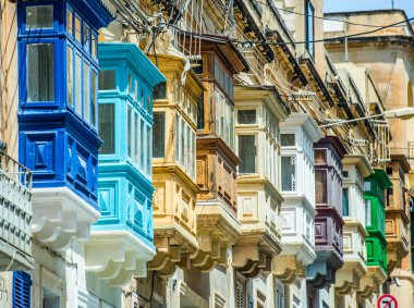 geleneksel renkli balkonlar