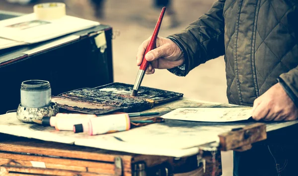 Lavoro pittore con colori e pennello — Foto Stock