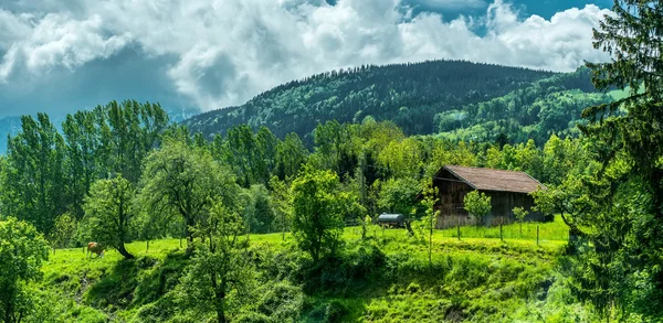 Prachtige landschap met dorp in Bergen — Stockfoto