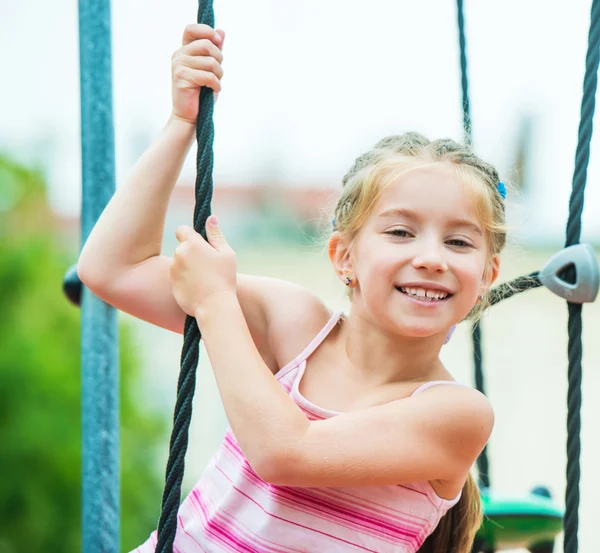 Meisje op een speelplaats — Stockfoto