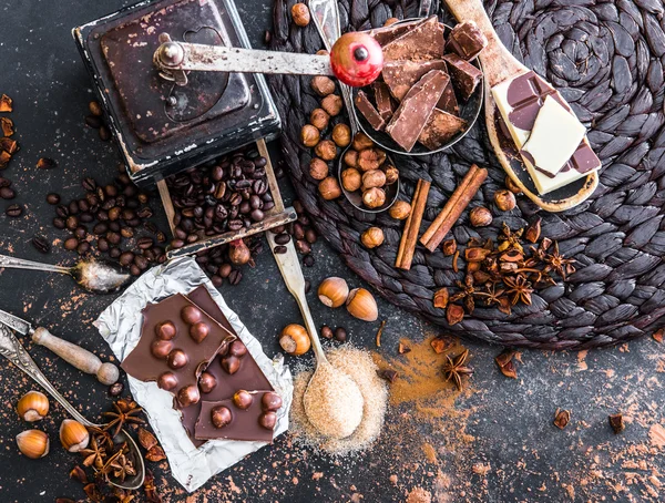 Chocolate, cacao y varias especias en la mesa — Foto de Stock
