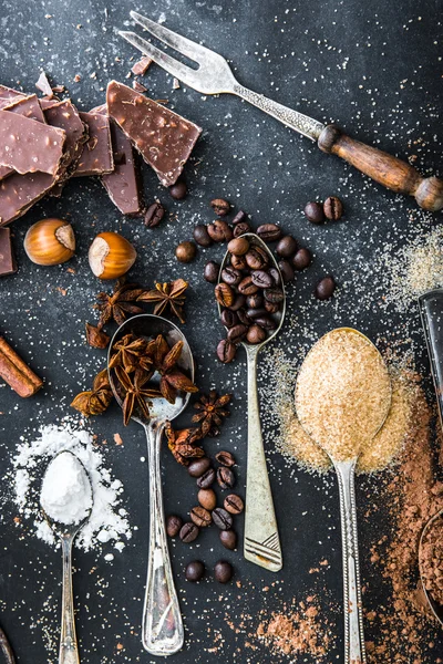 テーブルの上の甘い食材とチョコレート — ストック写真