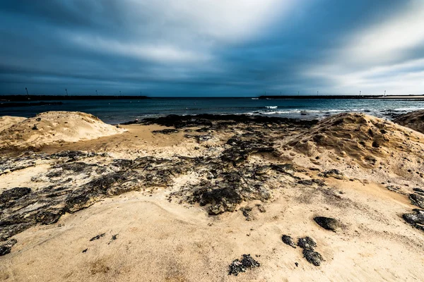 Roches rencontrent des vagues de mer — Photo