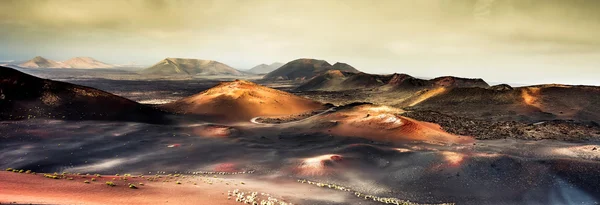 美丽的山景观与火山 — 图库照片