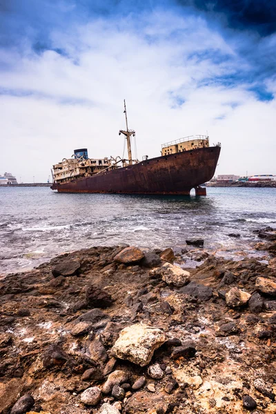 Uszkodzony statek w pobliżu wybrzeża Lanzarote — Zdjęcie stockowe