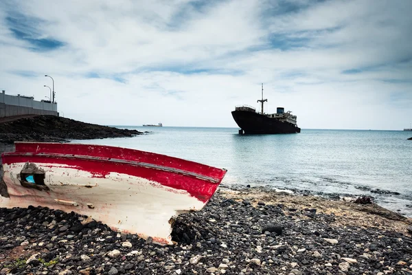 Loď a rozbité loď na Lanzarote — Stock fotografie