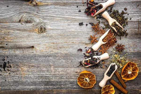 Сухой чай на деревянном фоне — стоковое фото