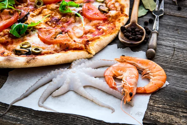 Leckere Fischpizza — Stockfoto