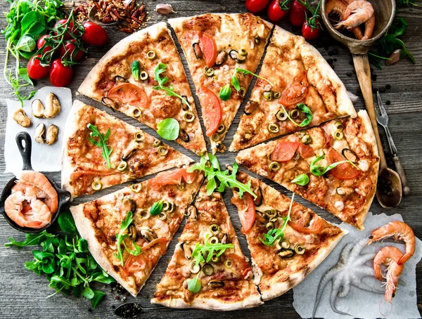 Große leckere Pizza — Stockfoto