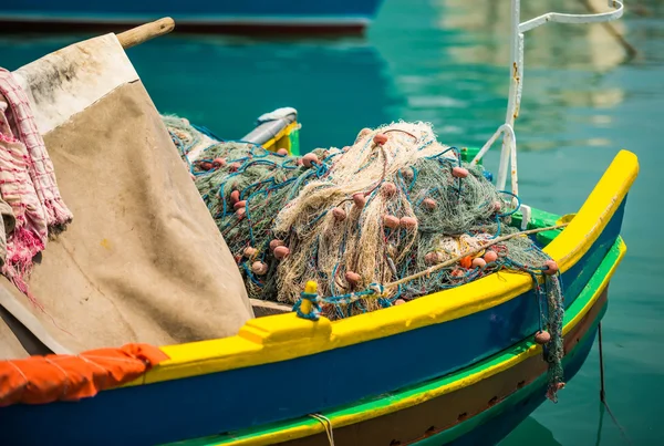 Redes de pesca en un barco tradicional de Marsaxlokk — Foto de Stock