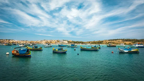 Barcos de pesca cerca del pueblo de Marsaxlokk — Foto de Stock
